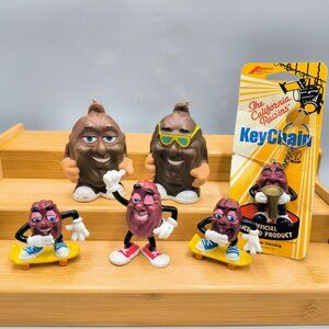 Lot Vintage California Raisins Figures Saxophone Keychain Coin Purse